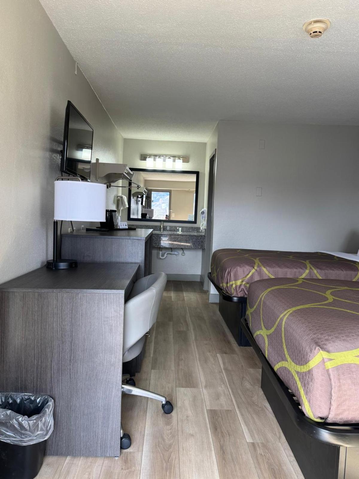 Super 8 By Wyndham Charleston Wv 호텔 외부 사진
